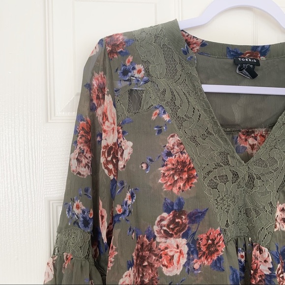 torrid Green Floral Print Chiffon Lace Inset Top Size M/L Boho Winter - Picture 6 of 10